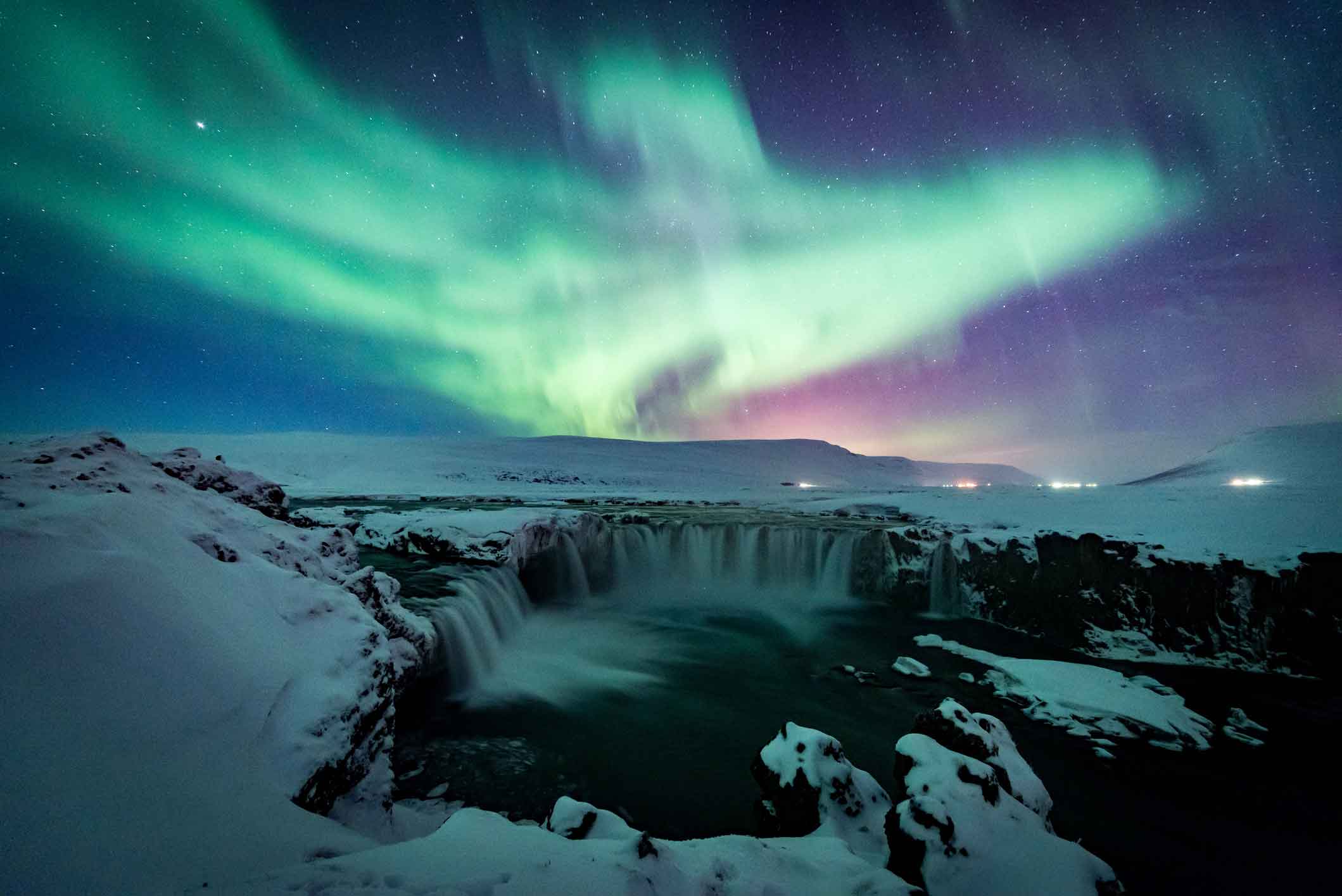 Godafoss mit Nordlichtern